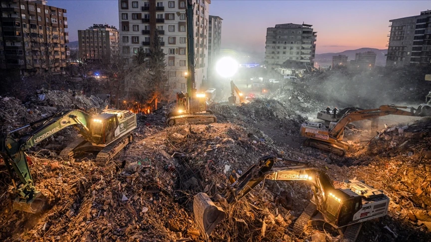 Depremin ilk günlerindeki taktik savaşı ve ‘Hükümet İstifa’ diyenler!