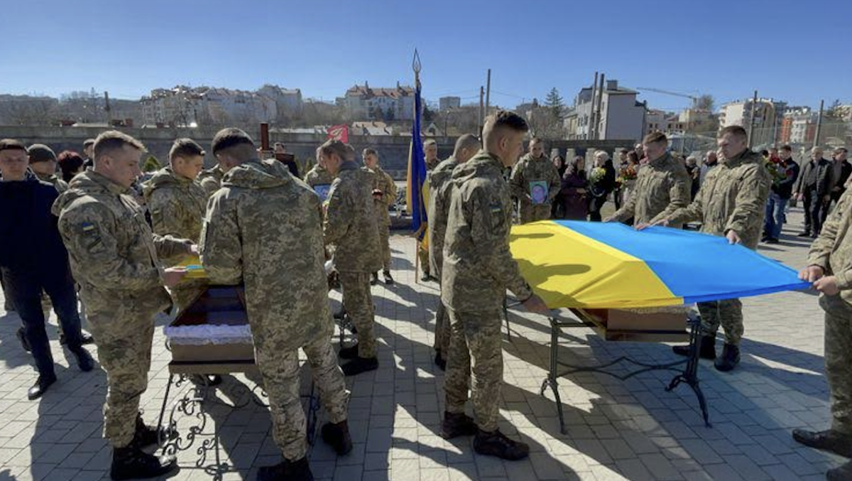 Ukrayna, muhalifleri askere alıp öldürüyor!