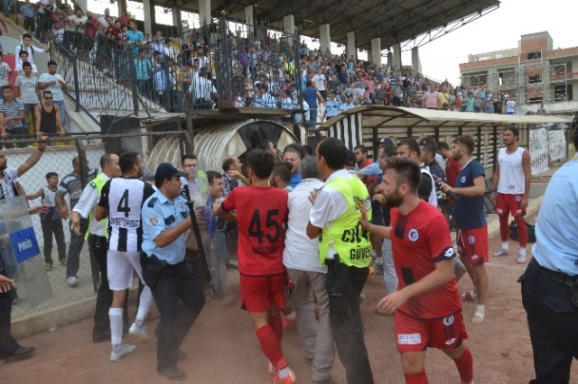 Yeşil sahada olaylı maç: Atışma kavgaya döndü!