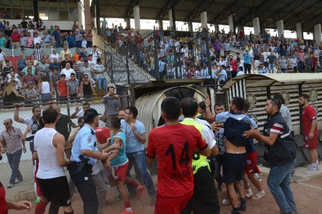 Yeşil sahada olaylı maç: Atışma kavgaya döndü!