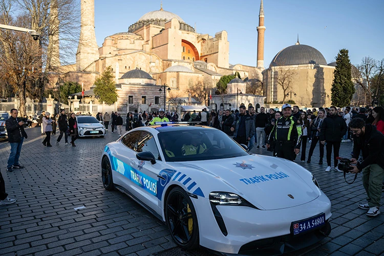 Operasyonlarda ele geçirilerek emniyete tahsis edilen lüks araçlar İstanbul'da görevde