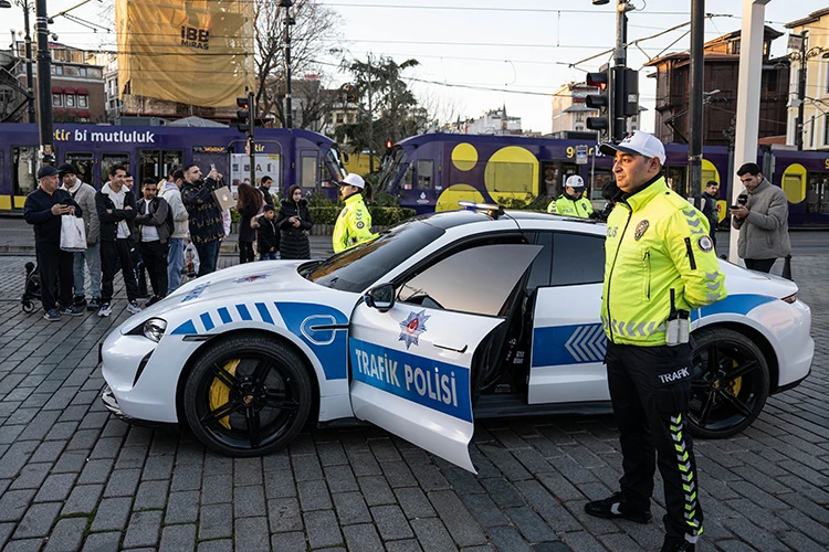 Operasyonlarda ele geçirilerek emniyete tahsis edilen lüks araçlar İstanbul'da görevde