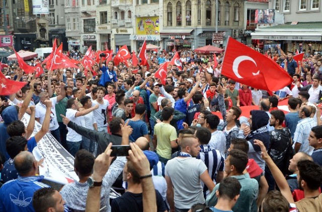 Alvarlı Efe'nin binlerce torunu, İstiklal’de terörü lanetledi