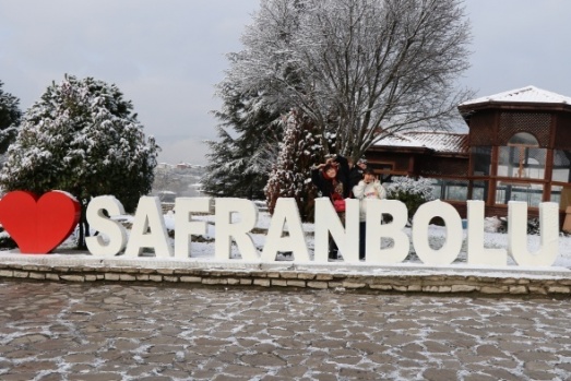 Safranbolu'da kar,  Muradiye Şelalesi’nde don, İstanbul’da beyaz örtü ve yurttan kar manzaraları...