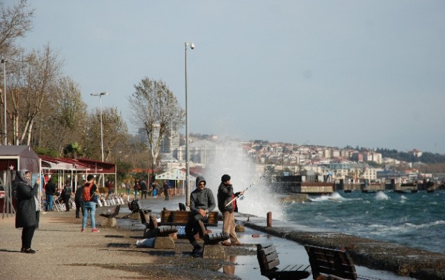 Turistlerin İstanbul’da lodos keyfi