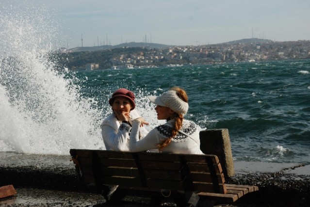 Turistlerin İstanbul’da lodos keyfi