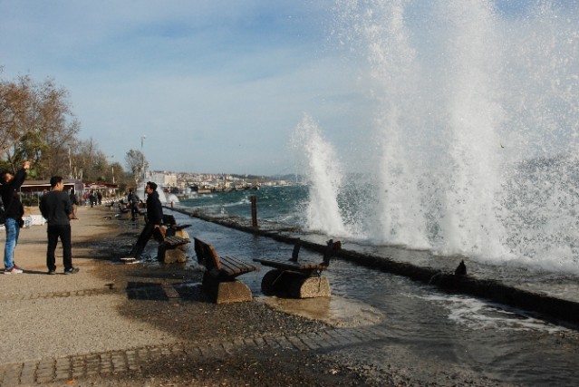 Turistlerin İstanbul’da lodos keyfi