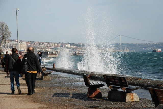 Turistlerin İstanbul’da lodos keyfi