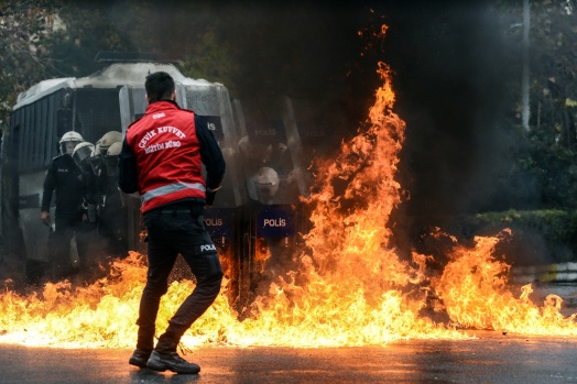 Çevik Kuvvet Polislerinin aksiyon filmlerini aratmayan eğitimi