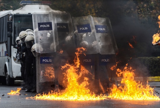 Çevik Kuvvet Polislerinin aksiyon filmlerini aratmayan eğitimi