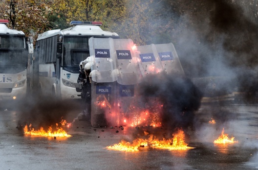 Çevik Kuvvet Polislerinin aksiyon filmlerini aratmayan eğitimi