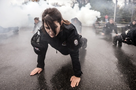 Çevik Kuvvet Polislerinin aksiyon filmlerini aratmayan eğitimi