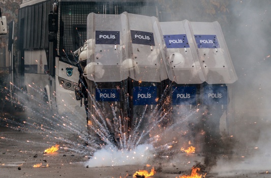 Çevik Kuvvet Polislerinin aksiyon filmlerini aratmayan eğitimi