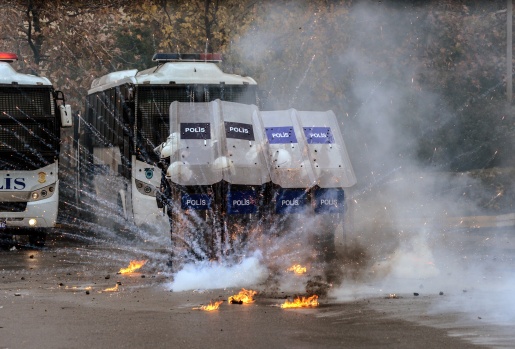 Çevik Kuvvet Polislerinin aksiyon filmlerini aratmayan eğitimi