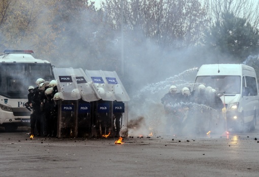 Çevik Kuvvet Polislerinin aksiyon filmlerini aratmayan eğitimi