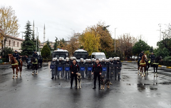 Çevik Kuvvet Polislerinin aksiyon filmlerini aratmayan eğitimi