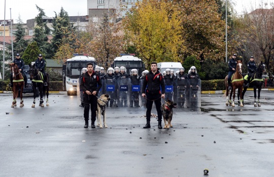 Çevik Kuvvet Polislerinin aksiyon filmlerini aratmayan eğitimi