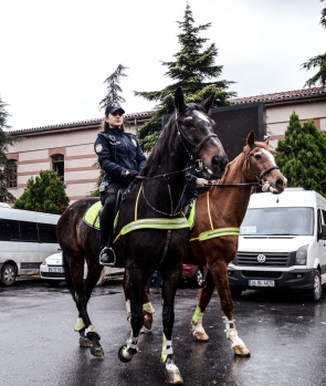 Çevik Kuvvet Polislerinin aksiyon filmlerini aratmayan eğitimi