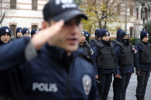 Çevik Kuvvet Polislerinin aksiyon filmlerini aratmayan eğitimi