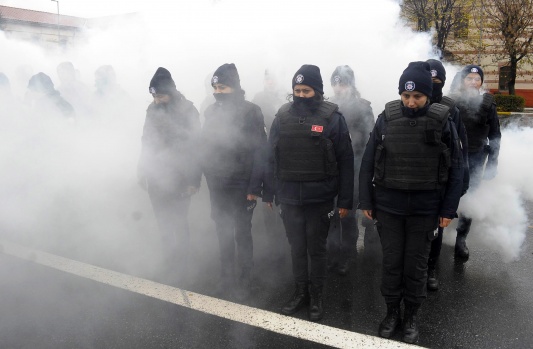 Çevik Kuvvet Polislerinin aksiyon filmlerini aratmayan eğitimi