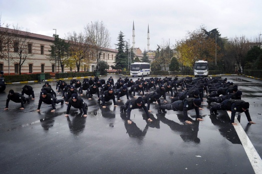 Çevik Kuvvet Polislerinin aksiyon filmlerini aratmayan eğitimi