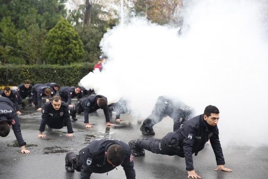 Çevik Kuvvet Polislerinin aksiyon filmlerini aratmayan eğitimi