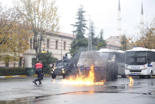 Çevik Kuvvet Polislerinin aksiyon filmlerini aratmayan eğitimi