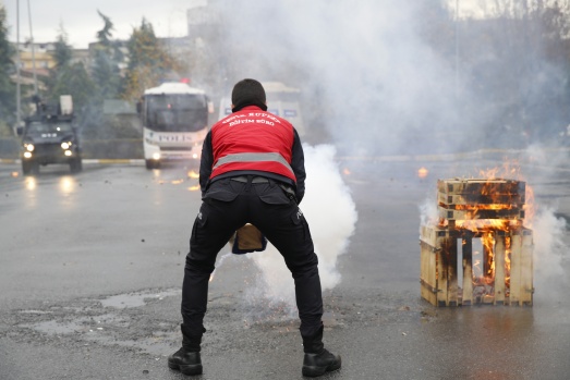 Çevik Kuvvet Polislerinin aksiyon filmlerini aratmayan eğitimi