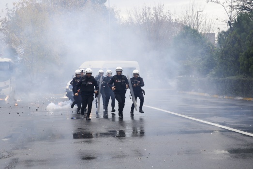 Çevik Kuvvet Polislerinin aksiyon filmlerini aratmayan eğitimi