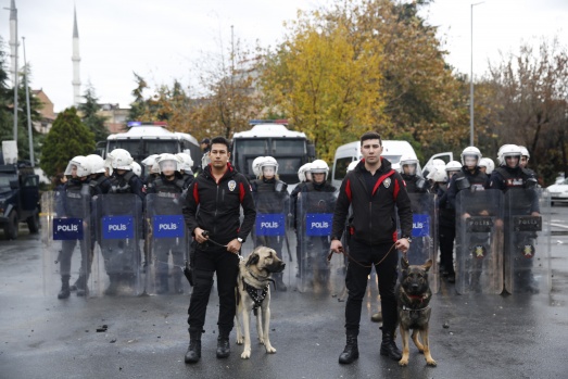 Çevik Kuvvet Polislerinin aksiyon filmlerini aratmayan eğitimi