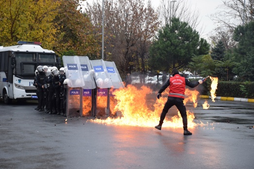 Çevik Kuvvet Polislerinin aksiyon filmlerini aratmayan eğitimi