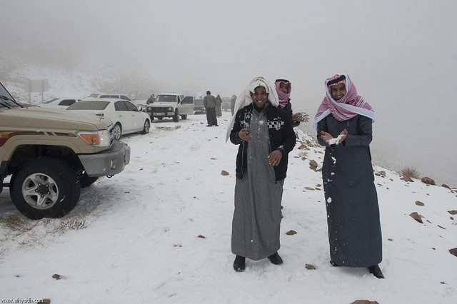 Çölde KAR.. Arabistan Çöllerinde kardan deve yaptılar!