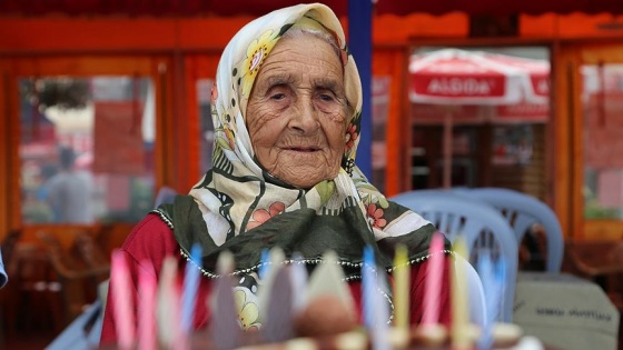 100 yaşını pasta keserek kutladı