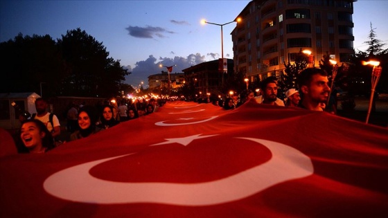 1071 metrekare Türk bayrağıyla 'fener alayı'