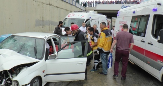 108 promil alkollü olduğu iddia edilen sürücü beton bariyere çarptı: 4 yaralı