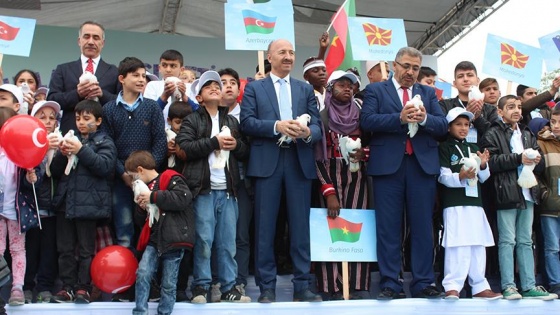 12 ülkeden gelen 80 yetim çocuk, barış güvercini uçurdu