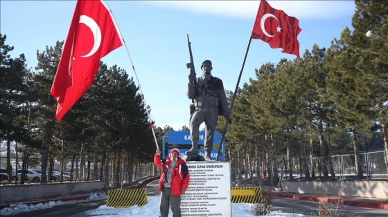 14 şehit veren tugayın önünde saygı nöbeti