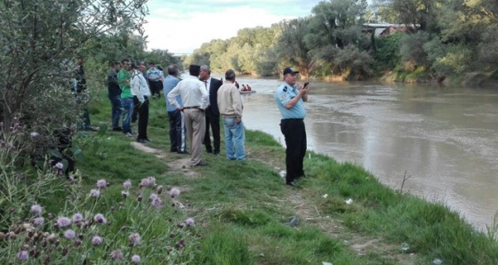 14 yaşındaki çocuk, balık tutarken nehre düştü