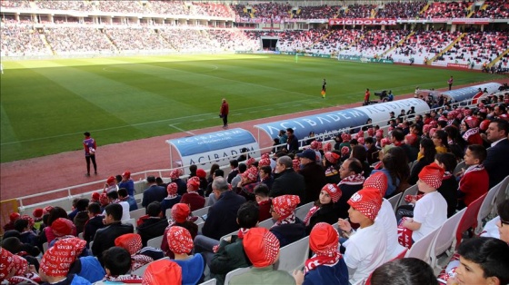 15 bin öğrenci stadyumla tanıştı