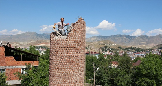 15 metre yüksekliğindeki minareyi tek başına hilti ile kırdı