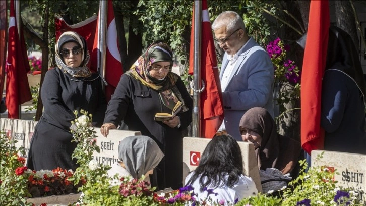 15 Temmuz Demokrasi Şehitliği ile Polis Şehitliği'nde anma programı düzenlendi