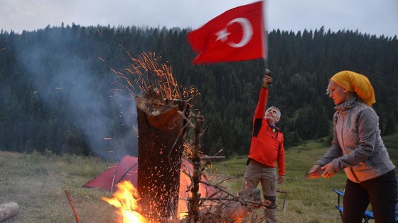 15 Zirvede 15 Demokrasi Ateşi