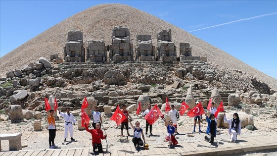 19 Mayıs'ı Nemrut Dağı'nın zirvesinde kutladılar