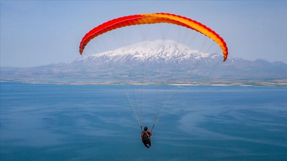 19 Mayıs'ı Van Gölü semalarında kutlayan yamaç paraşütçüleri 'Evde kal' çağrısı yaptı