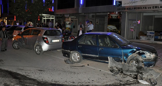 198 promil alkolle direksiyona geçti, park halindeki 6 aracı biçti