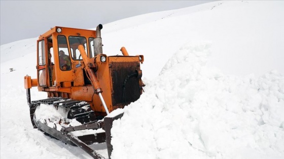 2 bin 640 rakımda kar temizleme çalışması