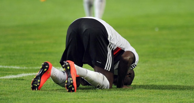 Demba Ba: Haydi Kartal namaza!