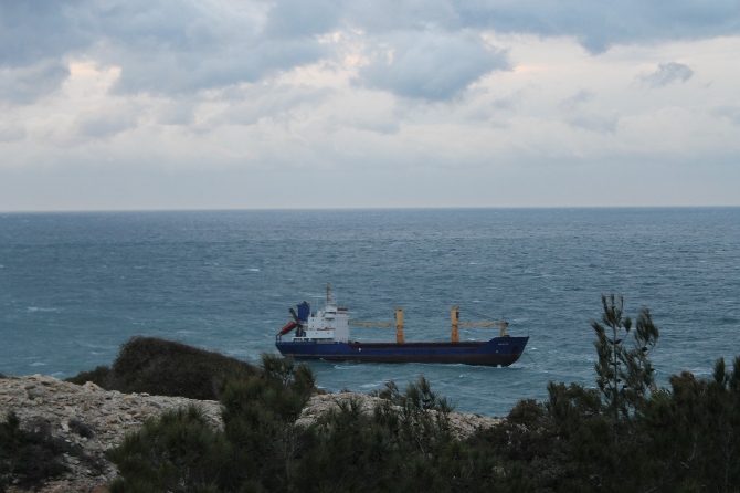 Dev tanker, fırtınada 15 kilometre sürüklendi