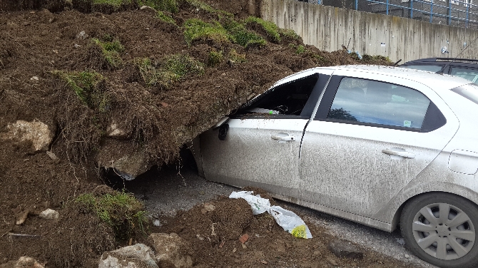 Çöken istinat duvarı, araçları hurdaya çıkardı