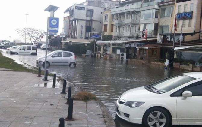 Yeşilköy’de deniz lodosla taştı